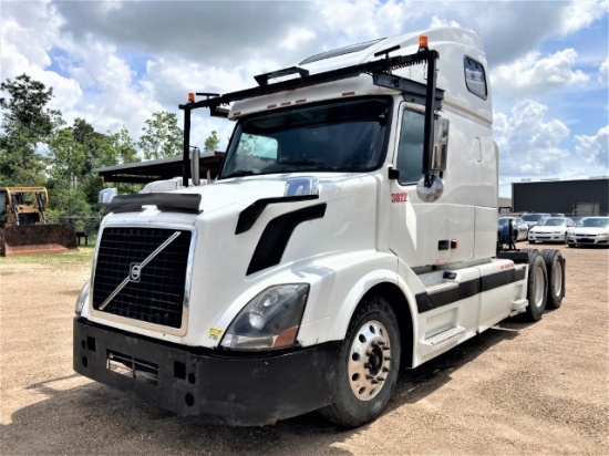 2005 Volvo tandem axle truck w/mobile home hitch