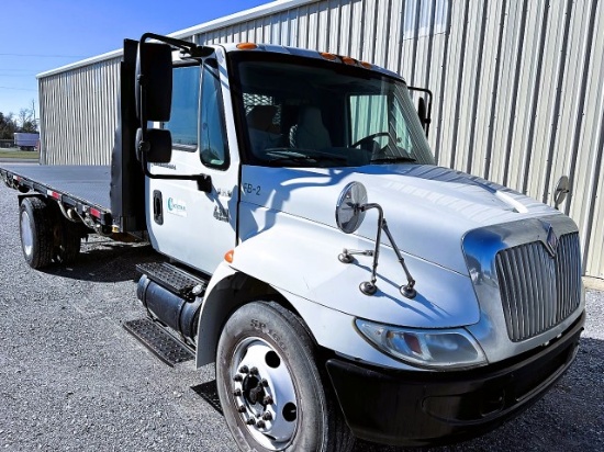 2002 International 4300 regular cab flatbed truck