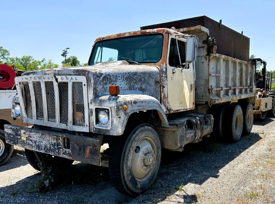 1977 International F2574 tandem axle water truck