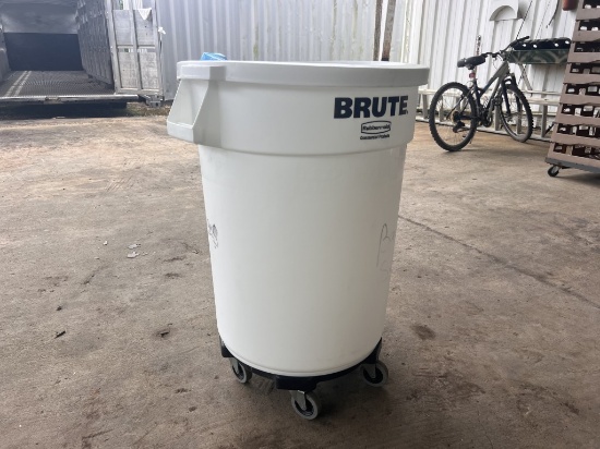 32 Gallon Brute Rubbermaid plastic can