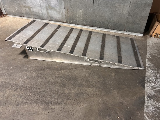 Aluminum industrial ramp with handles