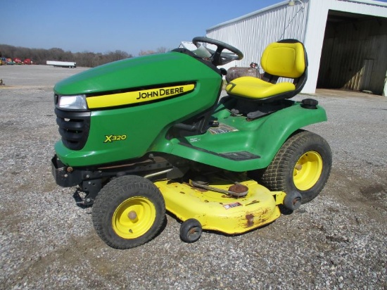 John Deere X320 SN M0X320A048324