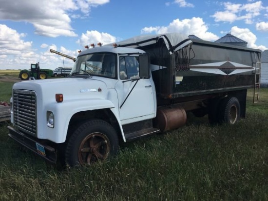 1975 IH Loadstar single axle grain truck