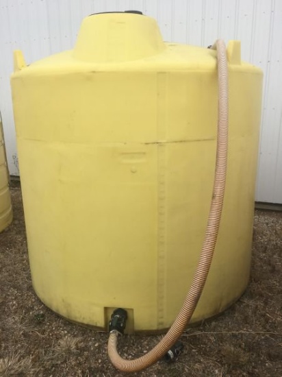 2000 gal poly tank w/ pump