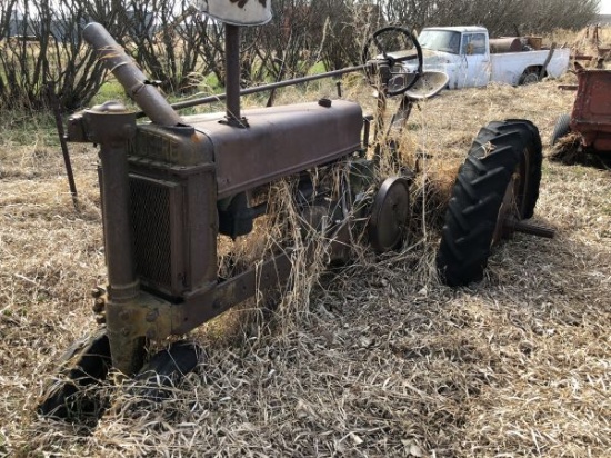 Antique JD B narrow front tractor