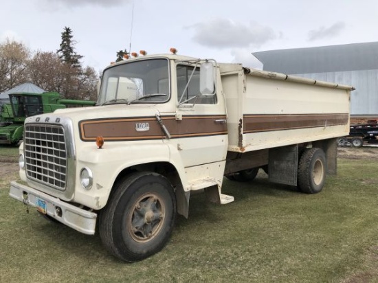 1975 Ford 750 single axle grain truck