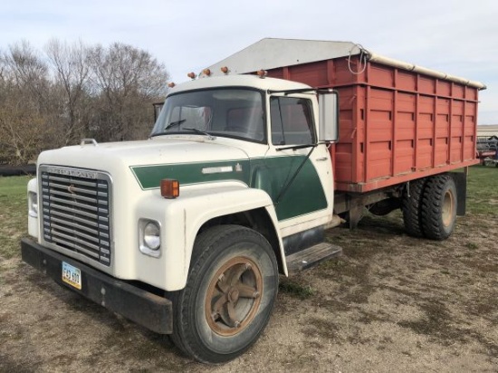 1974 IH Loadstar 1700 single axle grain truck