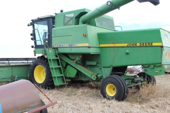 JD 7720 combine