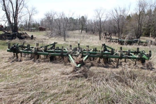 24’ JD 100 Series chisel plow