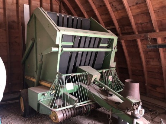 JD 510 round baler, shedded