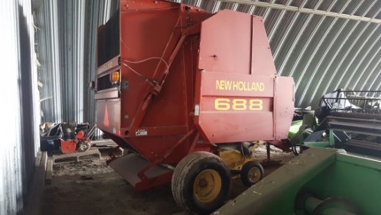 2001 NH 688 round baler