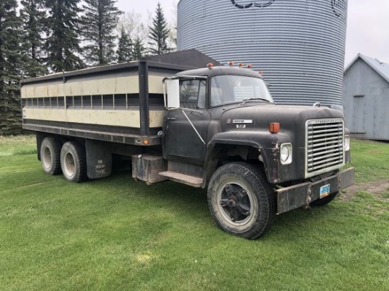 1976 IH Loadstar 1700 grain truck