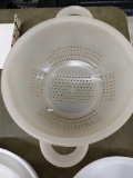 Assorted plastic kitchenware