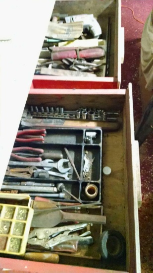 contents of drawers lots of tools