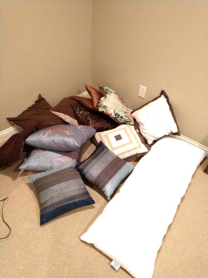 Lot of assorted decorative pillows