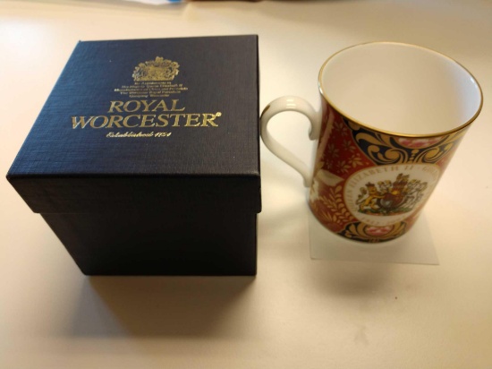 Royal Worcester QEII golden jubilee porcelain mug
