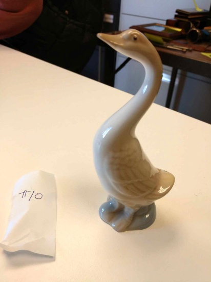 Find China goose 5 inches tall no identification