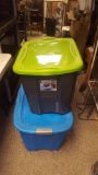 Storage totes with lids