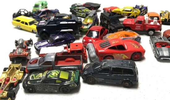 B1 Lot of assorted HotWheels cars