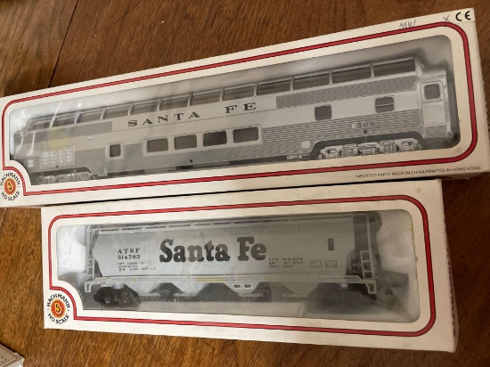 2 Bachmann HO train Santa Fe pieces
