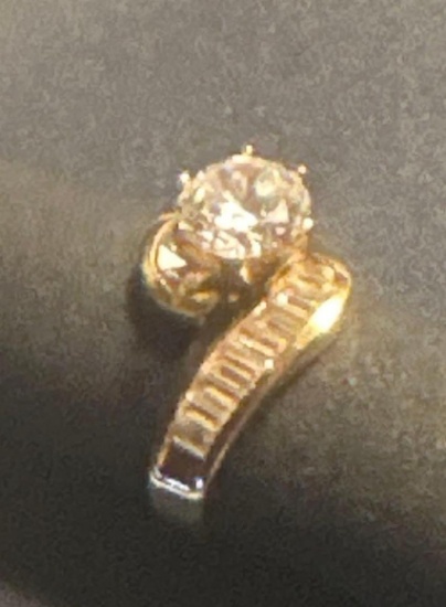 14 karat ring, 4.7 g total weight CZ diamond.