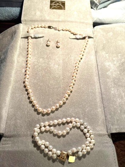18 inch cultured pearl necklace and 7 inch bracelet plus earrings