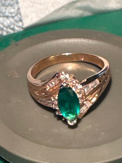 Gold colored ring with green stone 3.3 g.