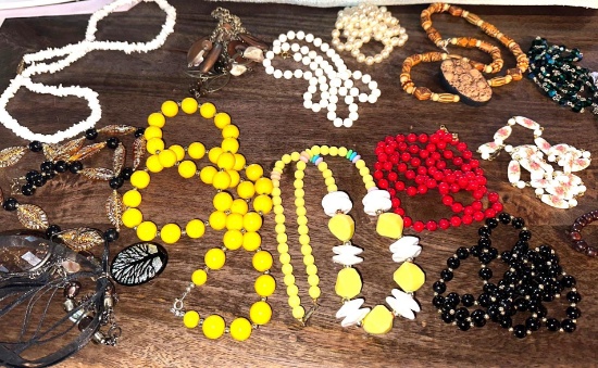 lot of costume jewelry beaded necklaces