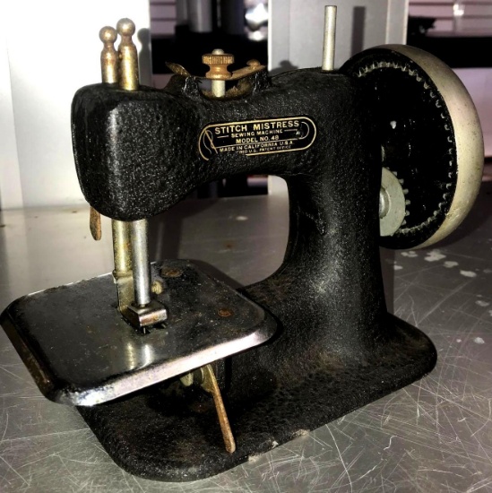 Vintage Stitch Mistress child sewing machine model 48