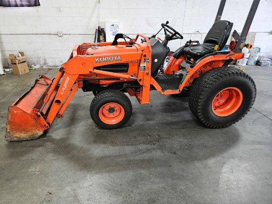 Kubota B7510 tractor with bucket
