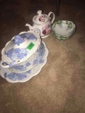 Gravy boat-teapot-2- bowls