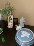 decorative items lot - Upstairs bedroom
