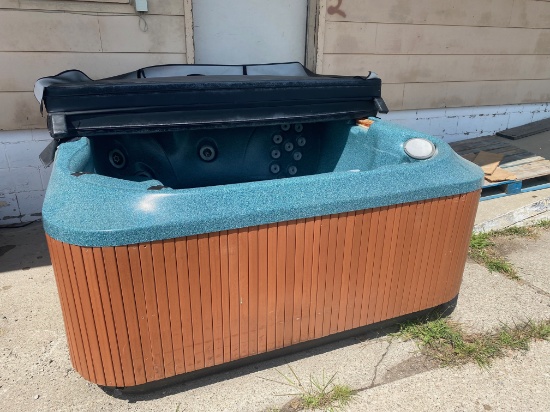 Jacuzzi Premier Hot Tub Seats 4 w/lounger