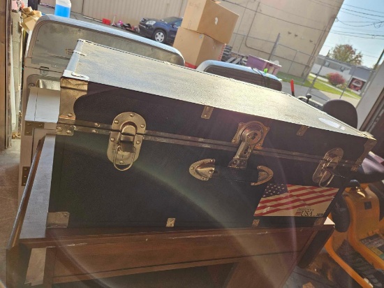 30 inch case / trunk