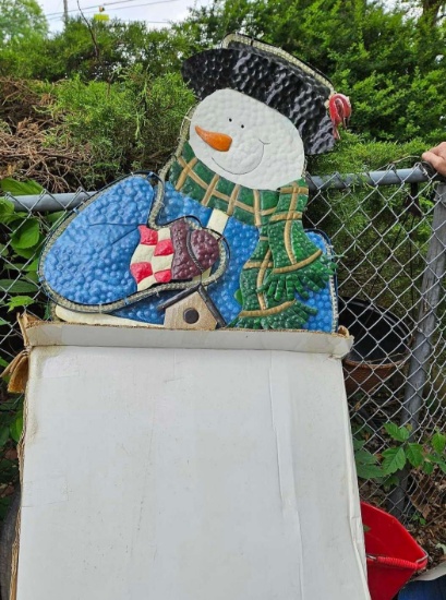 Metal snowman lawn deco