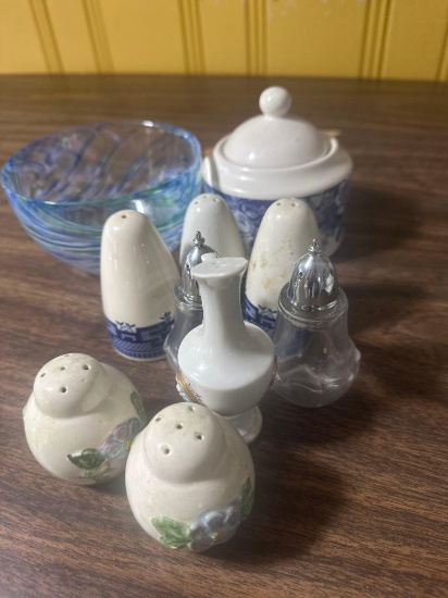 salt/peppers/bowl /sugar bowl