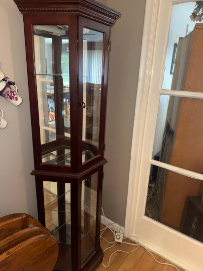 Lighted display cabinet