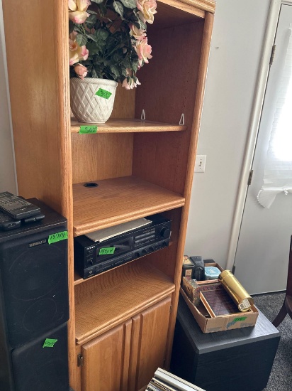 Wooden shelf with artificial flowers stereo not with it
