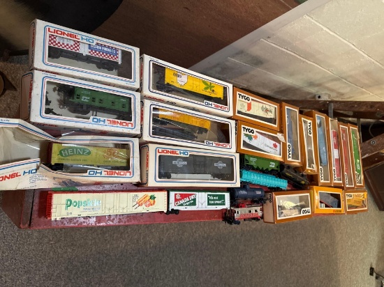 ASSORTED HO CARS SOME WITH BOXES