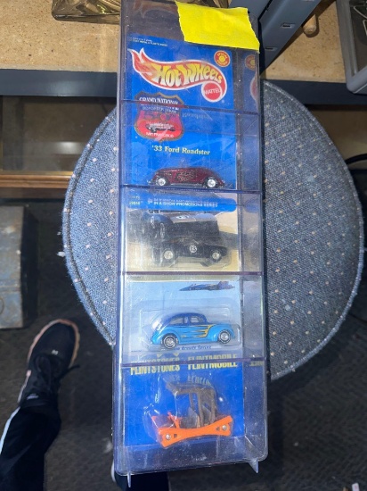 4- HotWheels vehicles in case
