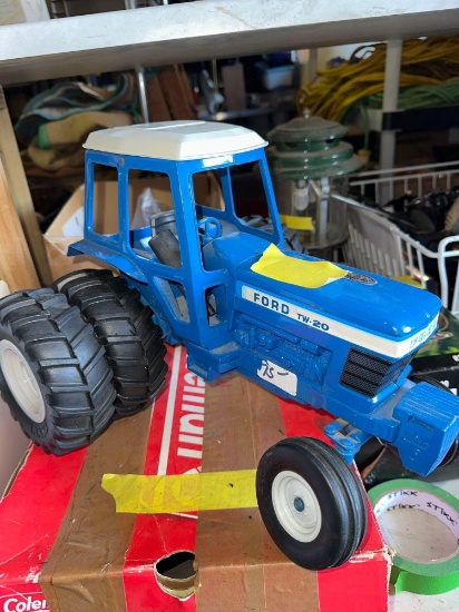 Ertl Ford TW 20 die cast farm tractor 1/16 scale