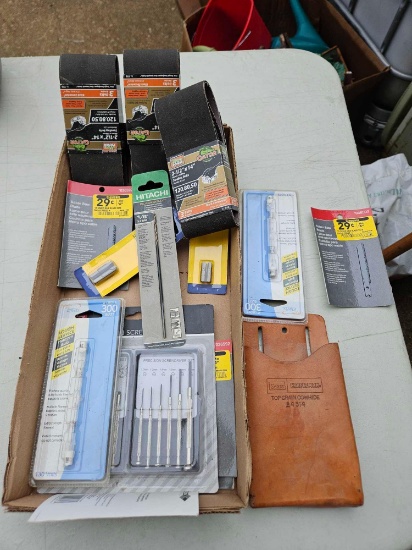 Miscellaneous lot, including sanding belts