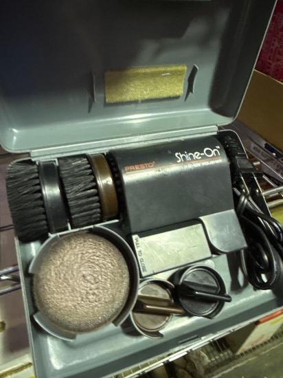 Travel shoe polisher