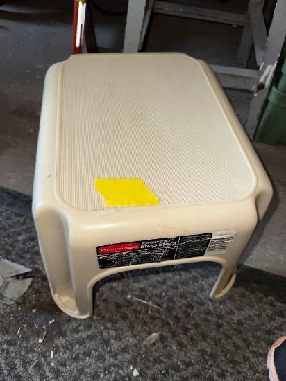 Rubbermaid step stool