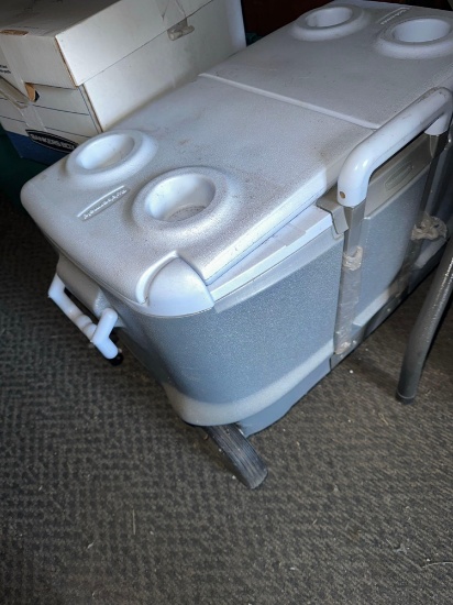 Rubbermaid cooler on wheels