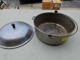 Ten inch aluminum pot with lid