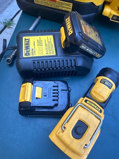 Dewalt work light 2-12 volt batteries/charger