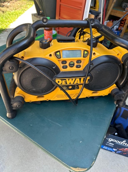 Dewalt 18 volt work site radio/battery