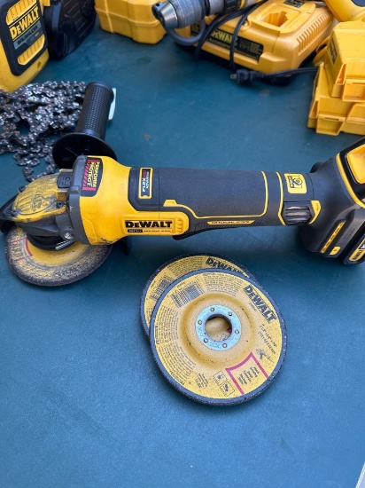 Dewalt 5 inch grinder with 20 volt battery /3- extra disc