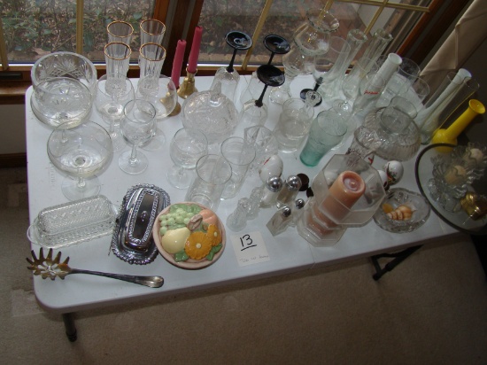 TABLE LOT OF GLASS & CRYSTAL GLASSES PLATE ASSORTMENT